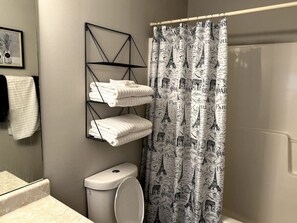 Hair dryer, towels - The VLuxe of Lithonia (Lithonia)