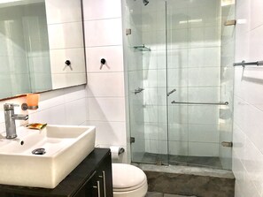 Secadora de cabello, toallas, jabón, papel de baño 