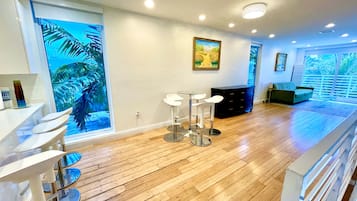 Luxury-Apartment (15+GUESTS LUXURIOUS SOUTH BEACH SUITE) | Wohnbereich | 50-Zoll-Fernseher mit Kabelempfang