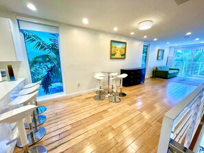 Luxe appartement (15+GUESTS LUXURIOUS SOUTH BEACH SUITE) | Woonruimte | Een 50-inch televisie met kabelzenders