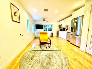 Apartamento superluxo (12 GUESTS ELEGANT SOUTH BEACH SUITE) | Cozinha privada | Geladeira grande, micro-ondas, fogão, cooktop