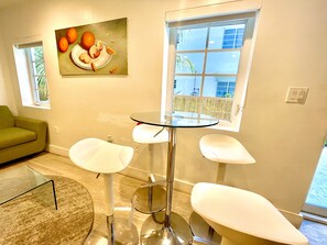 Luxe appartement (11+ GUESTS LUXURY SOUTH BEACH SUITE) | Woonruimte | Een 50-inch televisie met kabelzenders