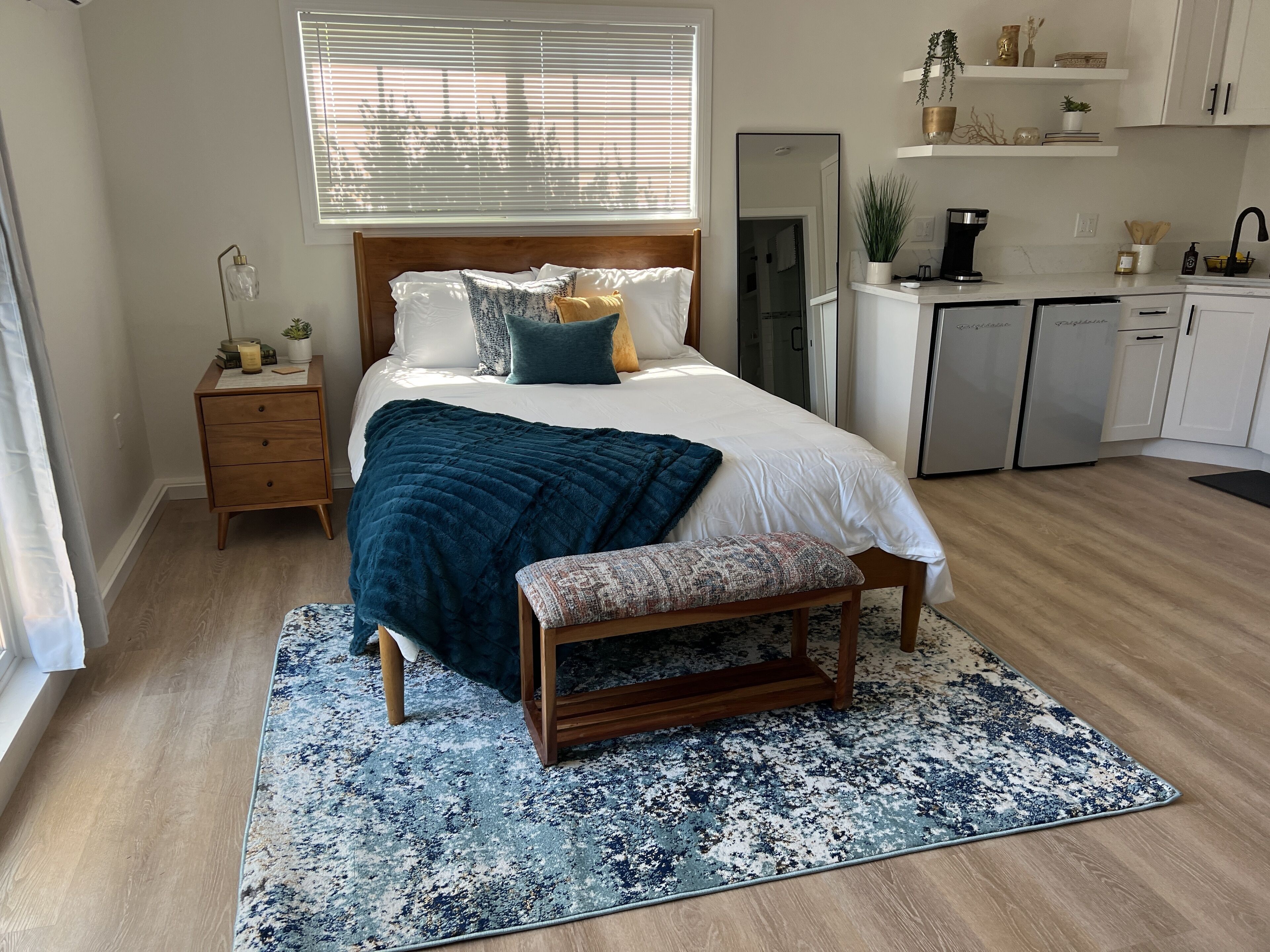 Bright and Beautiful Studio Guest House with Patio