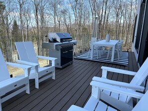 Outdoor dining - Chalet Peak Tremblant: Your Mountain Escape! (La Conception)