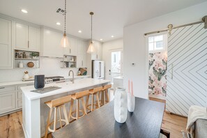 Réfrigérateur, micro-ondes, plaque de cuisson, lave-vaisselle