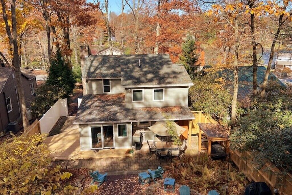 Cozy 4-bedroom cottage with WiFi and AC in gorgeous Lake Harmony