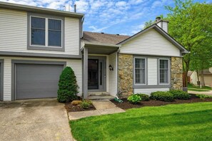 Exterior - Family Friendly 2 bedroom Condo Close to Fun (Fort Wayne)