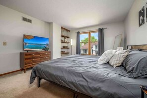 2 bedrooms, iron/ironing board, WiFi, bed sheets - Family Friendly 2 bedroom Condo Close to Fun (Fort Wayne)