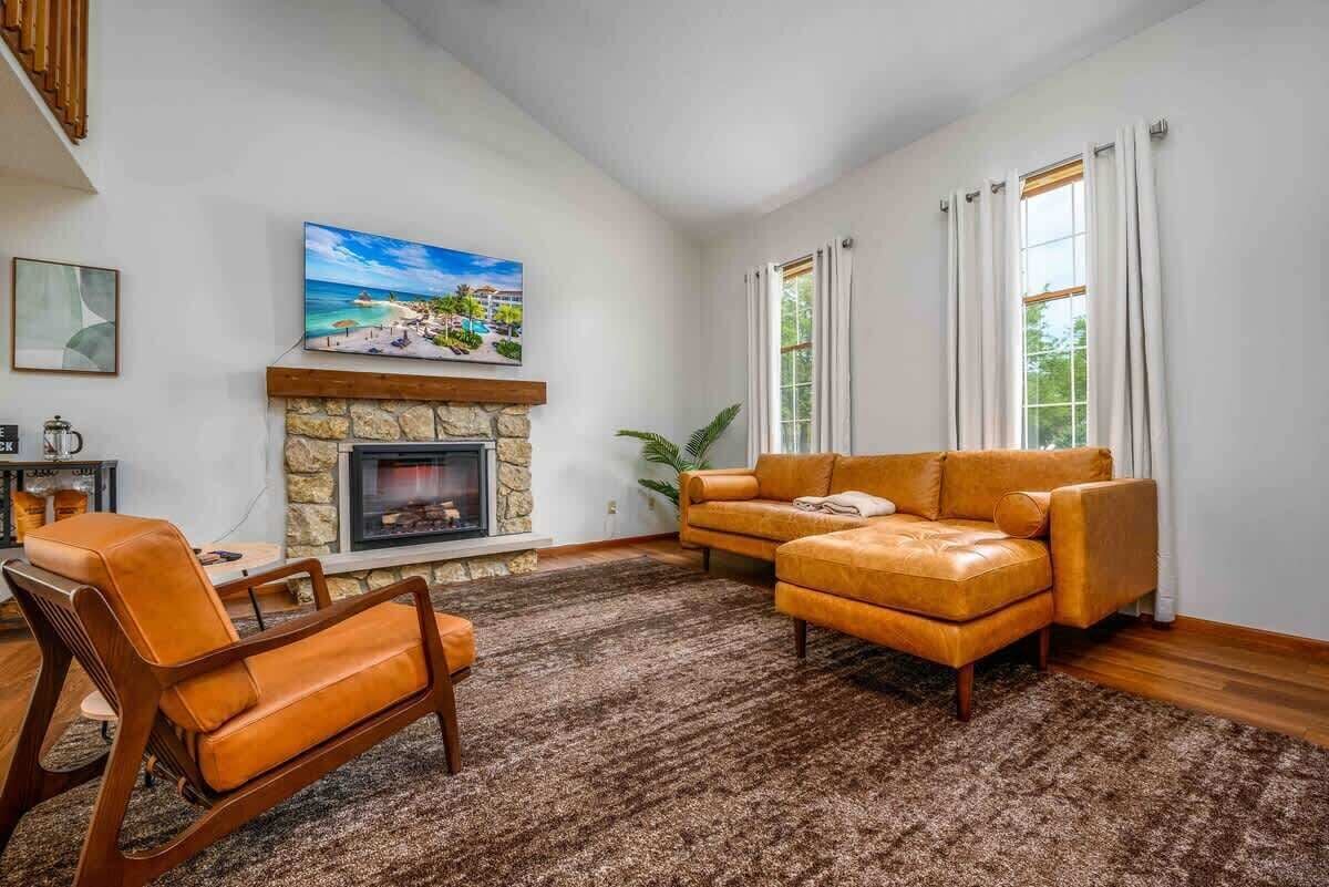 TV, fireplace