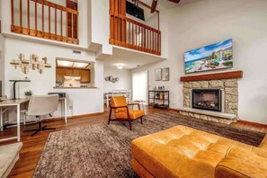 TV, fireplace - Family Friendly 2 bedroom Condo Close to Fun (Fort Wayne)