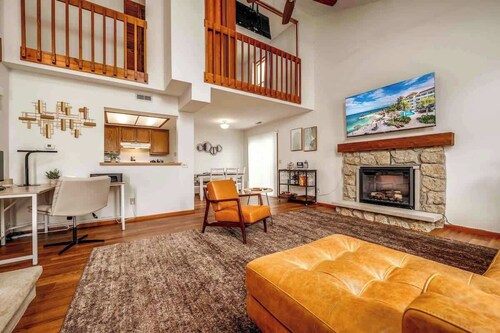 Family-Friendly 2BR Condo w/ Private Garage - Minutes from Zoo & Downtown