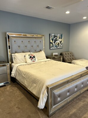 6 bedrooms, in-room safe, desk, free WiFi - Spacious 6-bedroom house on Lake LB J (Granite Shoals)