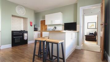 Geladeira, lava-louças, chaleira elétrica, torradeira