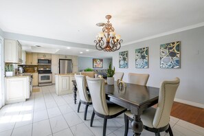 Dining - Slice of Las Vegas History: A Mid-Century Modern Oasis in Paradise Palms (Las Vegas)