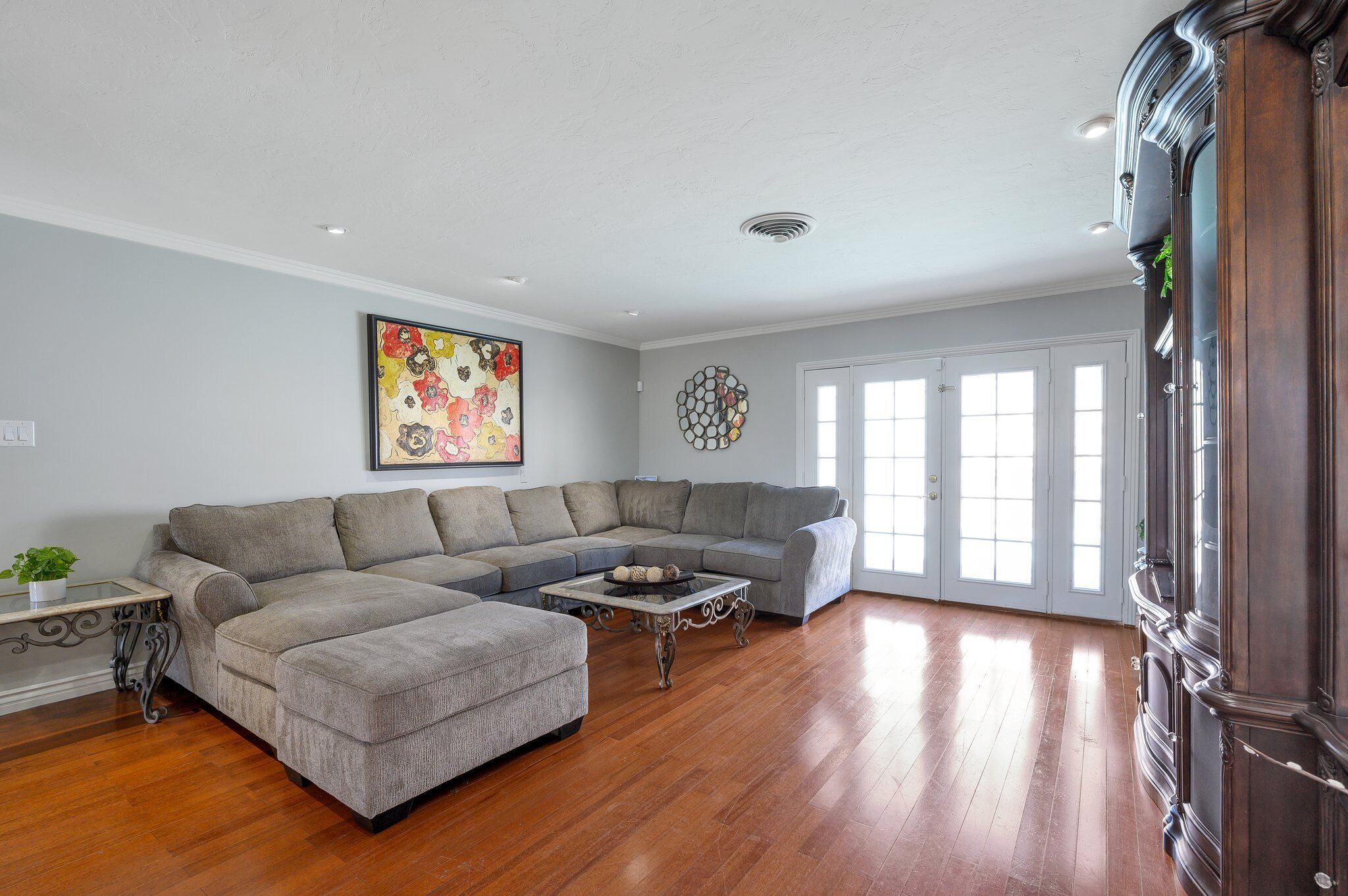 Smart-TV, bøker, stereoanlegg og PC-skjermer