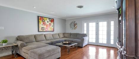 TĂ©lĂ©viseur connectĂ©, livres, chaĂźne audio, Ă©cran dâordinateur