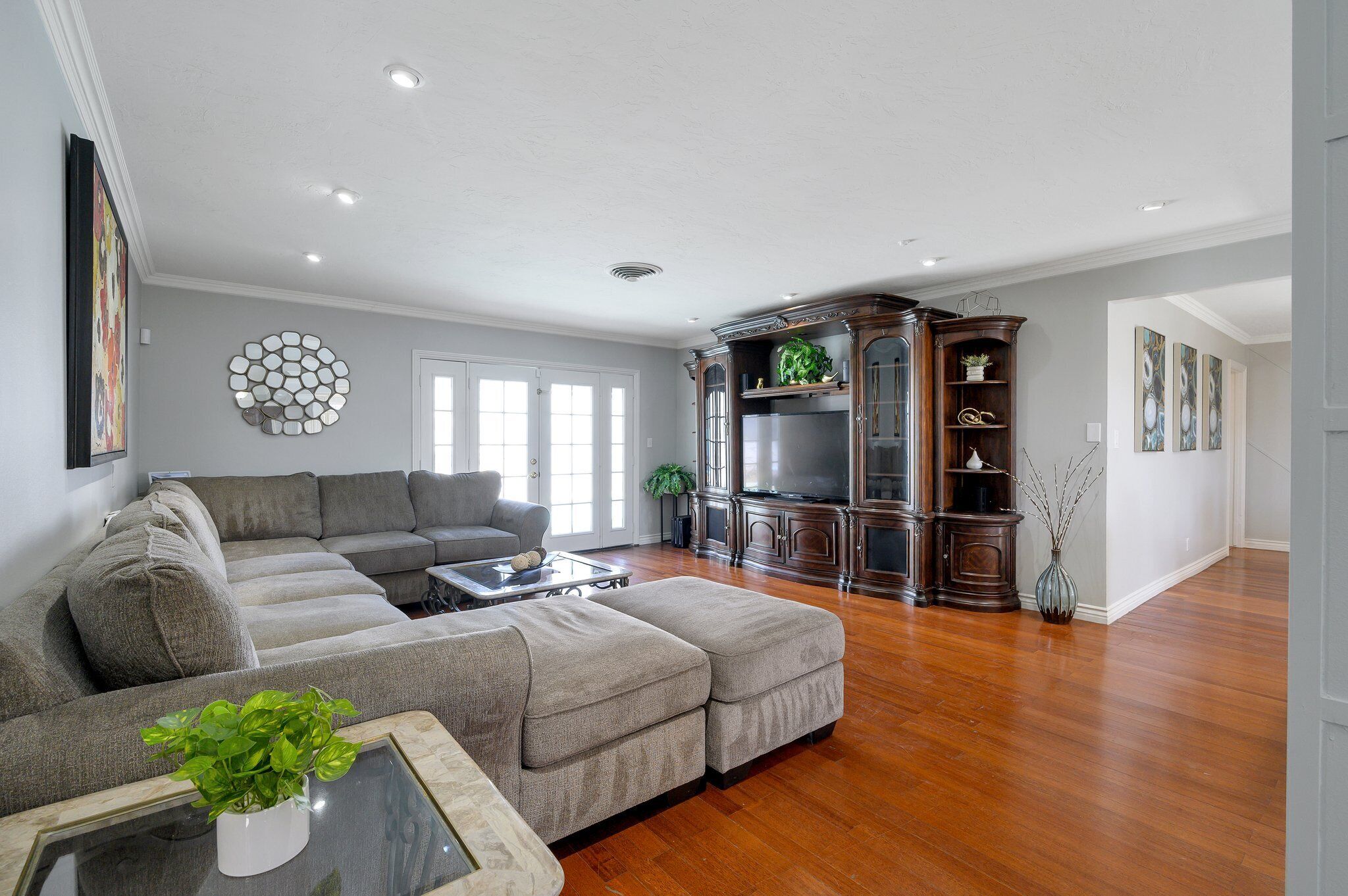 Smart-TV, bøker, stereoanlegg og PC-skjermer