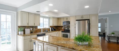 ثلاجة، ميكروويف، فرن، موقد طهي مسطح