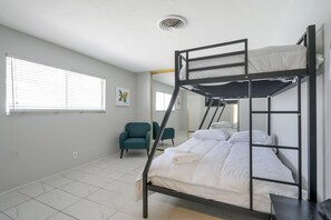 3 bedrooms, desk, iron/ironing board, free WiFi