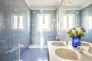 Douche, sèche-cheveux, bidet