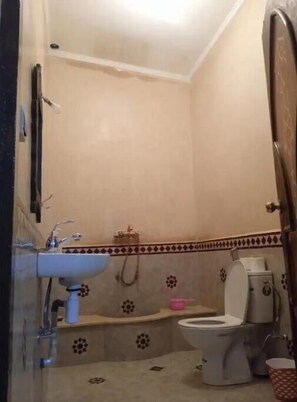 Shower, hair dryer, towels, soap - Red Room Room in Marrakesh, Morocco (Marrakesh)