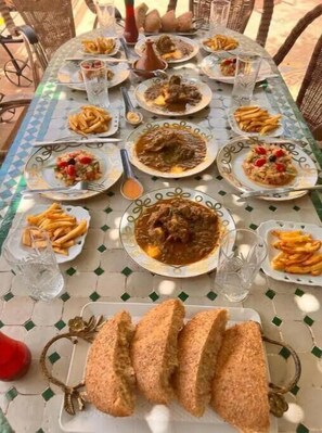 Outdoor dining - Red Room Room in Marrakesh, Morocco (Marrakesh)