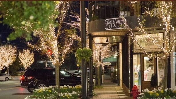 A storefront with a sign that reads "gigisays." - Luxury Condo Overlooking Downtown Fairhope #301 (Fairhope)
