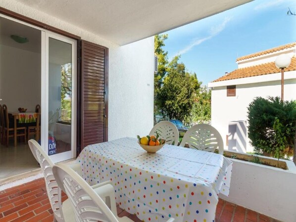 Outdoor dining - Lumbarda Resort Apartments - Standard One-Bedroom Apartment F12 (Lumbarda)