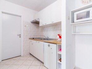 Réfrigérateur, micro-ondes, plaque de cuisson, lave-vaisselle