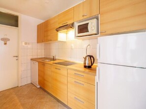 Frigorífico, microondas, placa de cocina y lavavajillas