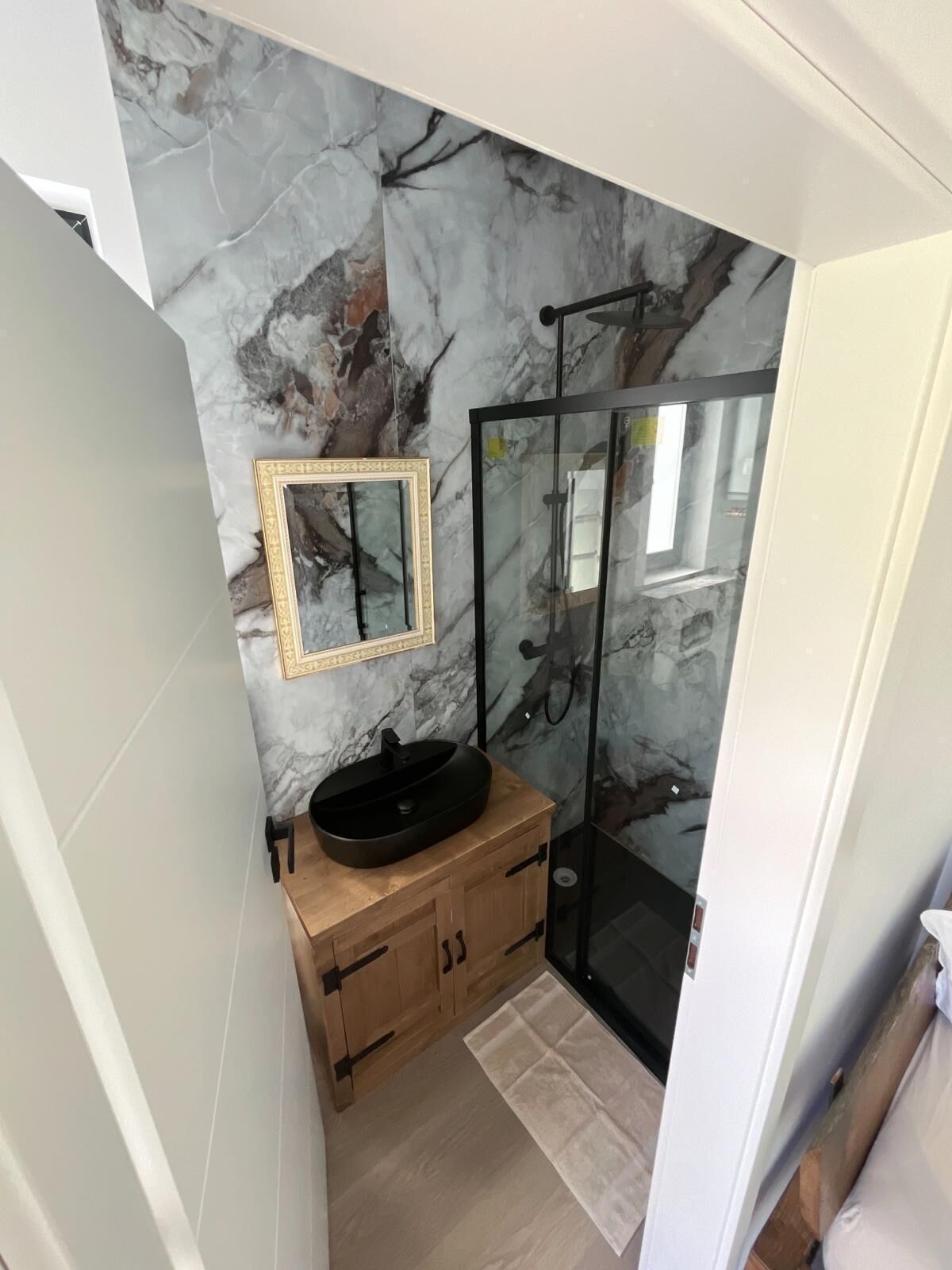 Shower, rainfall showerhead, free toiletries, hair dryer