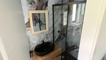 Shower, rainfall showerhead, free toiletries, hair dryer