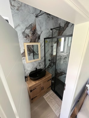 Shower, rainfall showerhead, free toiletries, hair dryer