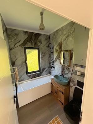 Deluxe Apartment | Bathroom