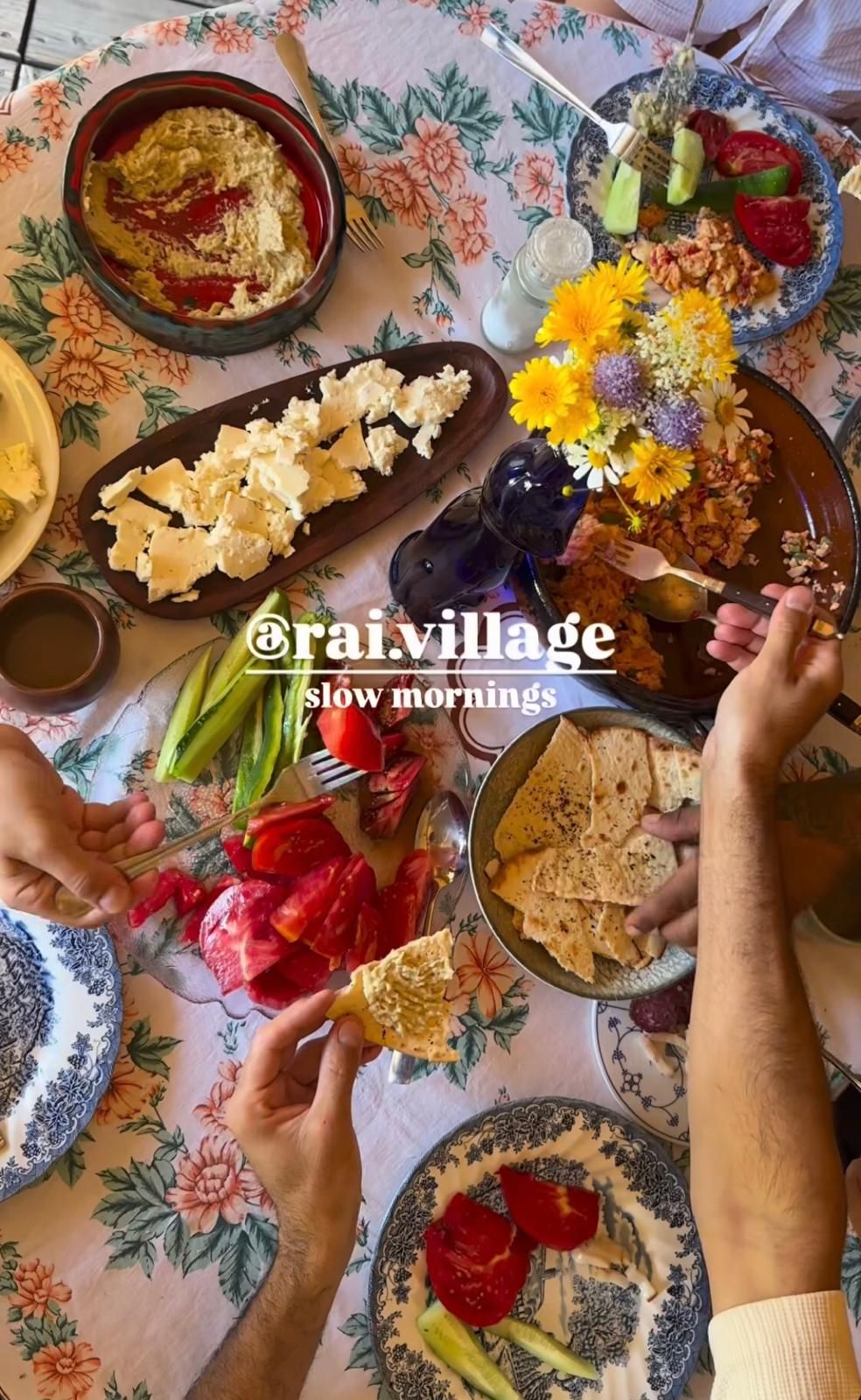 Un tavolo con diversi piatti, tra cui una torta, formaggio e verdure, che suggerisce un'impostazione da pranzo.