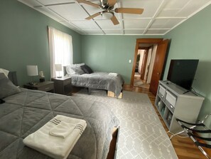 2 makuuhuonetta, työpöytä, silitysrauta/-lauta, ilmainen Wi-Fi