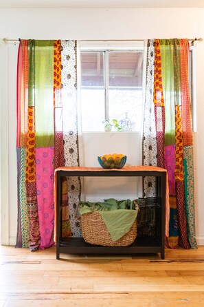 Interior - SXSW!~~~~~Charming 3-bedroom house with AC and WiFi in marvelous Austin!~~~~~~ (Austin)