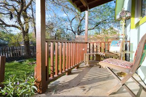 Terrace/patio - SXSW!~~~~~Charming 3-bedroom house with AC and WiFi in marvelous Austin!~~~~~~ (Austin)