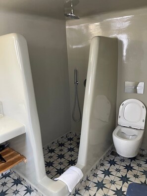 Towels, soap, shampoo, toilet paper