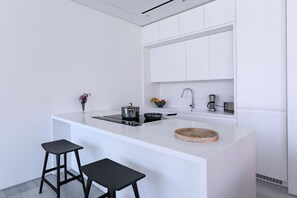Fridge, oven, stovetop, dishwasher