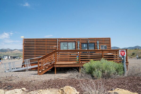Exterior - Tiny Home built by Rocky Mountain Tiny Homes in Durango, Colorado. It contains a Queen bed in a loft with stairs. Sleeps: 2 Pets: Max 2 Please note, this home does have a sleeping area in a loft. If you require an accommodation with more accessibilit (Meeker)