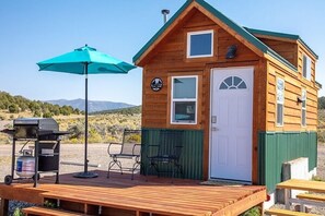 Outdoor dining - Tiny Home built by Rocky Mountain Tiny Homes in Durango, Colorado. It contains a Queen bed in a loft with stairs. Sleeps: 2 Pets: Max 2 Please note, this home does have a sleeping area in a loft. If you require an accommodation with more accessibilit (Meeker)