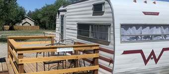 Retro trailer One queen size bed Heating and cooling Sleeps: 2 Pets: 2 Parking: 1