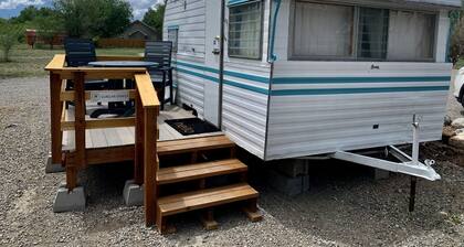 Retro trailer One queen size bed Heating and cooling Sleeps: 2 Pets: 2 Parking: 1