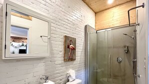 Hair dryer, towels - Le Flamingo ~ Cozy Accommodations in Saint-Roch. (Québec)