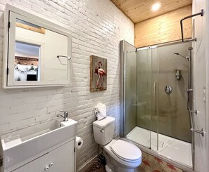 Sèche-cheveux, serviettes fournies