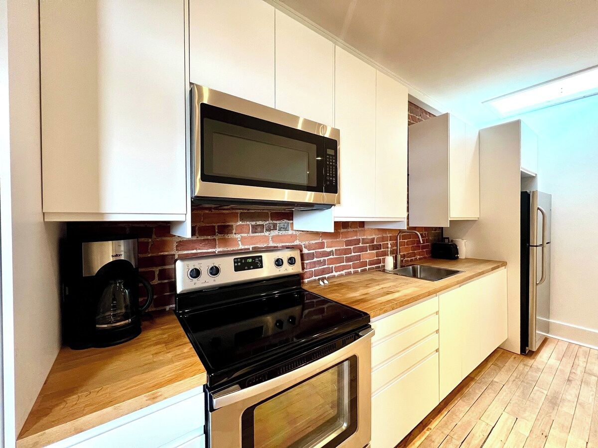 Coffee/tea maker, fridge, microwave, oven