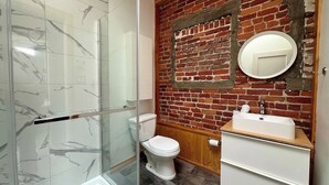 Hair dryer, towels - Le Cactus ~ A Stunning Home in the St-Roch Neighborhood (Québec)