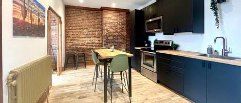 Kühlschrank, Mikrowelle, Ofen, Wasserkocher mit Kaffee-/Teezubehör