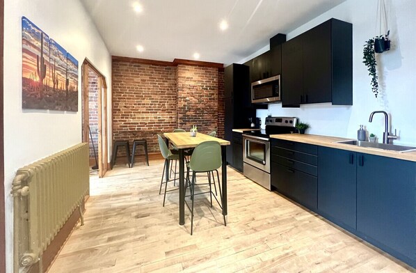 Fridge, microwave, oven, coffee/tea maker